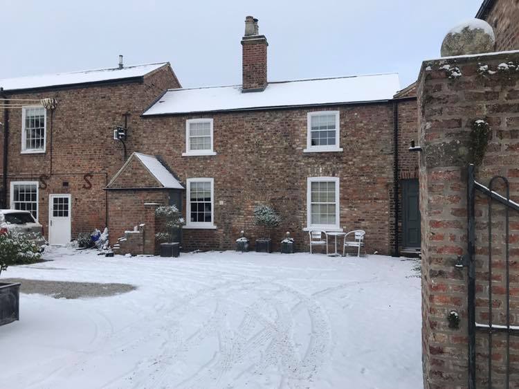 Darcys-Cottages-in-teh-snow