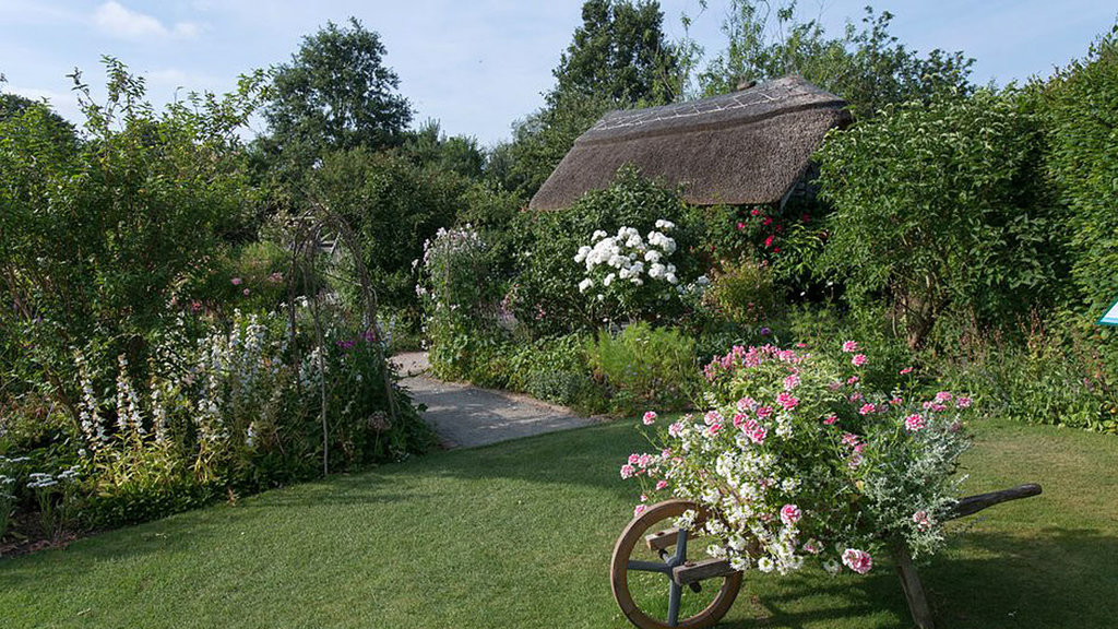 rsz_roseoor-cottage-garden-120x675mar0019842